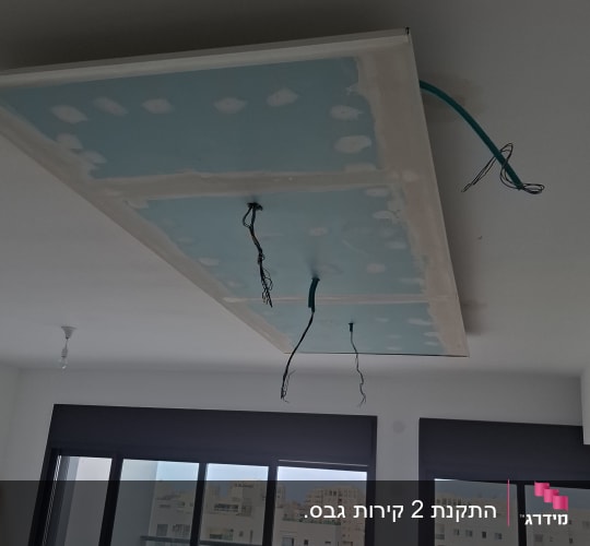 בניית תקרה צפה מגבס עם הכנה לתאורה במהלך שלבי גימור